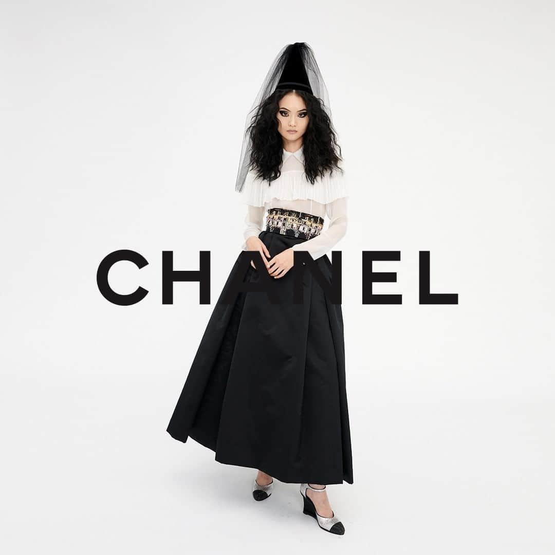 シャネルさんのインスタグラム写真 - (シャネルInstagram)「A playful tribute to the Château de Chenonceau — a preview of the CHANEL 2020/21 Métiers d’art collection, photographed by Juergen Teller at ‘Le Château des Dames’.   The show will be revealed on December 3rd at 7pm Paris time.  See more at chanel.com  #CHANELMetiersdart #CHANEL @Le19M #Le19M @MaisonMichel #MaisonMichel @AtelierMontex #AtelierMontex #JuergenTeller @HeConghc」12月4日 2時20分 - chanelofficial