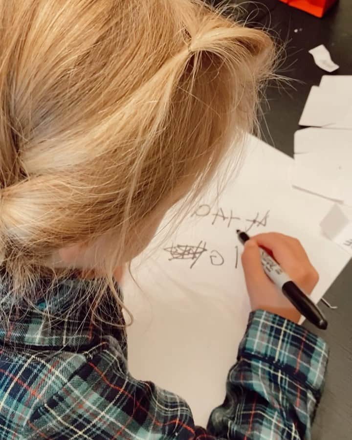 ストーミ・ヘンレイのインスタグラム：「It’s the backwards G for me 😍 haha and the “yep”」