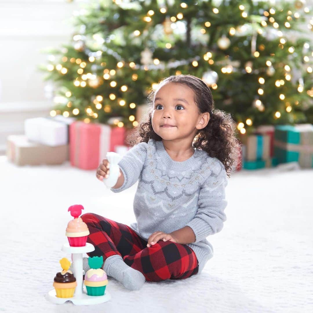 Skip Hopさんのインスタグラム写真 - (Skip HopInstagram)「Treat your little ones this holiday season! 🌈 Our NEW✨ ZOO® Sort & Stack Cupcakes Set is the perfect gift!   P.S. The magical frosting even changes color (just add water)! 😍  📸: @zhansayadixon  #holidaysmadebetter #sweettreat #bestgiftever #skiphop」12月4日 2時35分 - skiphop