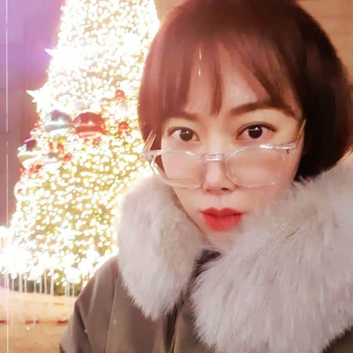 ヨウンのインスタグラム：「🌟✨🎄⭐  #협찬 #아이로닉아이코닉 #ironiciconic  #ironiciconic #oddlyordinary #glasses #IN1219」