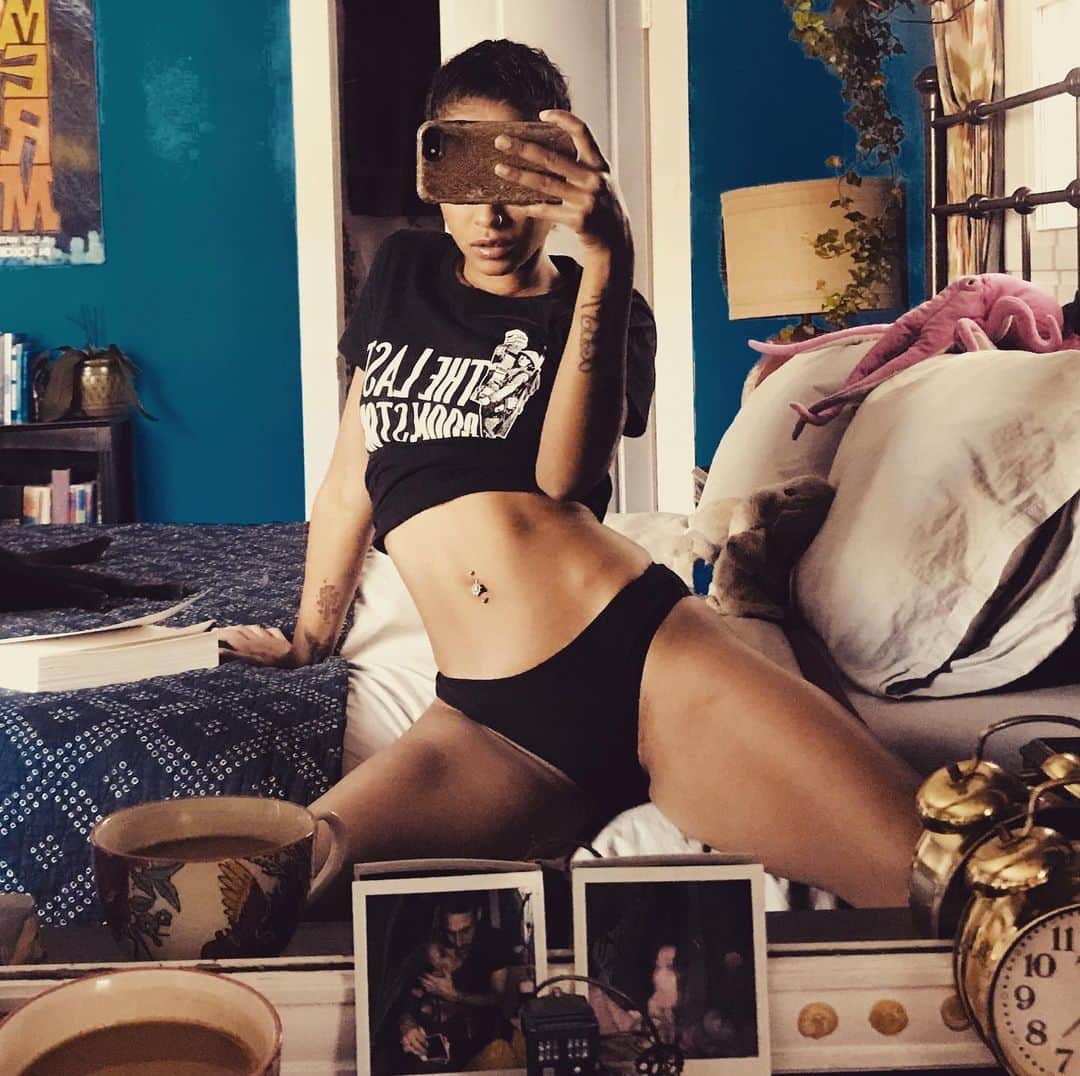 スキン・ダイアモンドのインスタグラム：「Gimme some book recommendations. Fav genres are; Fantasy, Horror & History. Go!   Ps Thanks Kevin for the panties & poetry ::Audre Lorde:: 💕」