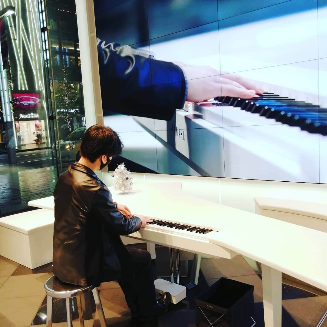 福間洸太朗さんのインスタグラム写真 - (福間洸太朗Instagram)「What a cool piano! It's called "key between people".   楽譜を買いにヤマハ銀座店に行き、帰りがけに1階の体験エリアに人がいなかったので、噂のカッコいいピアノを少し弾かせていただきました。何ともモダンで素敵な空間でした。(何を弾いたかは秘密です🤫)  #piano #design #yamaha #ヤマハ銀座」12月4日 2時35分 - kotarofsky