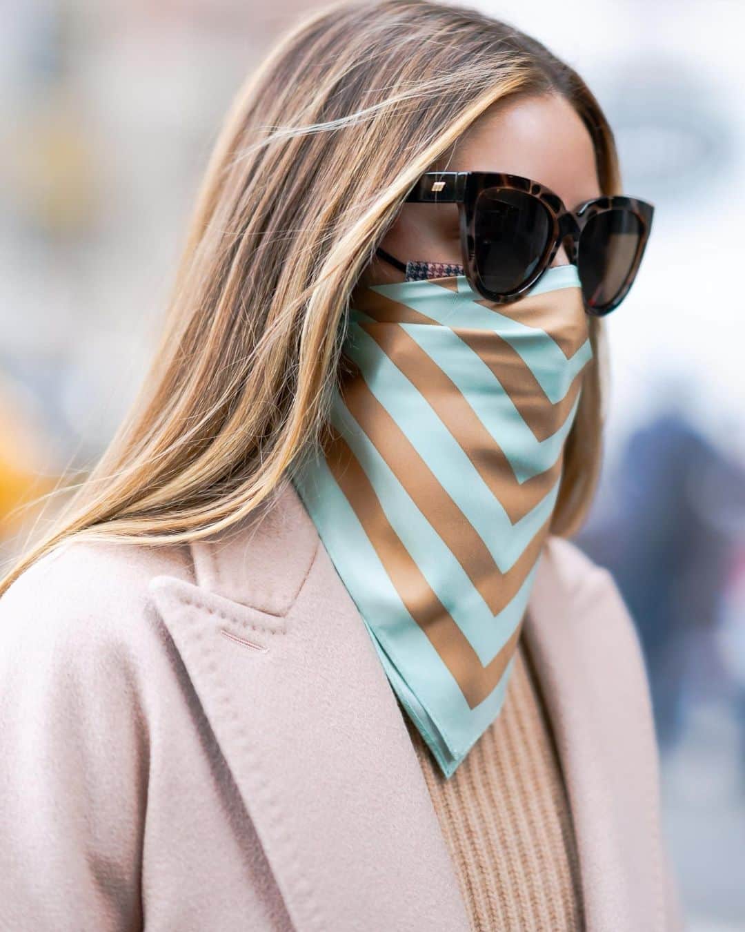 オリヴィア・パレルモのインスタグラム：「Seafoam green is one of my absolute favorite colors! Incorporated here in graphic stripes alongside rich camel, my lescarf OP003 reminds me of vintage styles you’d maybe see in Palm Beach 🌊😎」