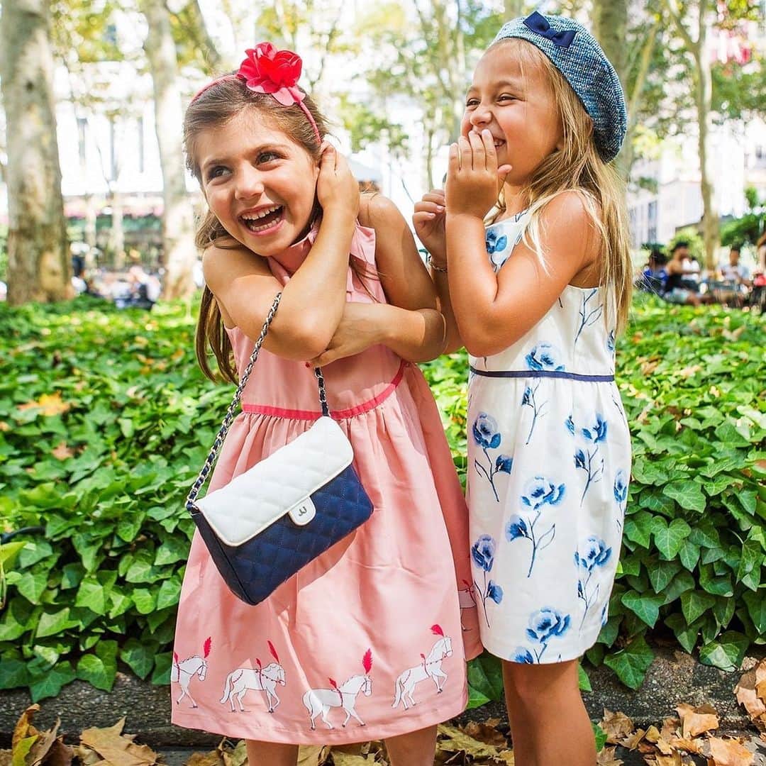 Ilana Wilesさんのインスタグラム写真 - (Ilana WilesInstagram)「THEN & NOW: MAZZY and SKYLER in kindergarten and swipe for 6th grade (I gave Skyler the all caps treatment too ☺️) Since Mazzy’s 11th birthday is a week away, expect a lot of old school Mommy Shorts nostalgia!!!」12月4日 2時40分 - mommyshorts