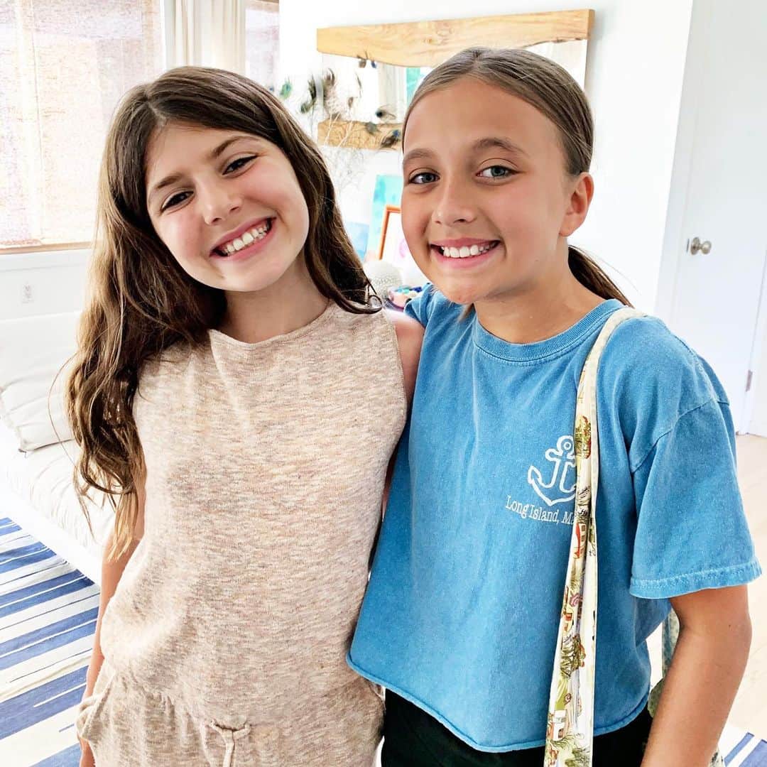 Ilana Wilesさんのインスタグラム写真 - (Ilana WilesInstagram)「THEN & NOW: MAZZY and SKYLER in kindergarten and swipe for 6th grade (I gave Skyler the all caps treatment too ☺️) Since Mazzy’s 11th birthday is a week away, expect a lot of old school Mommy Shorts nostalgia!!!」12月4日 2時40分 - mommyshorts