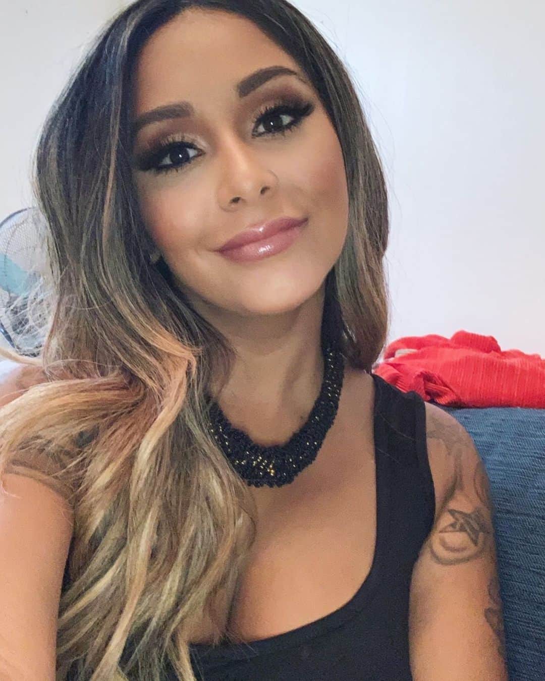 ニコール・ ポリッツィのインスタグラム：「To showering, brushing my hair, getting glam & Chrisssss 🖤  💄 @misterp79」