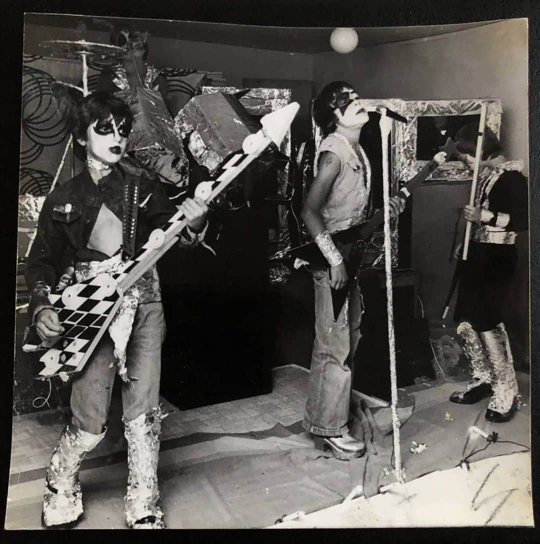 KISSさんのインスタグラム写真 - (KISSInstagram)「#ThrowbackThursday : Thanks #KISSARMY for sharing your 1970's #KISSMemories. These photos are AWESOME!  What's the oldest personal #KISS related photo you have? We'd love to see it. Send to www.KISSOnline.com/letters」12月4日 2時53分 - kissonline