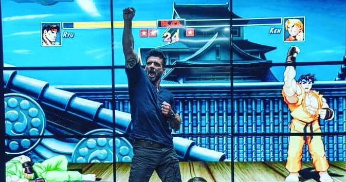 ジョー・カーナハンのインスタグラム：「Man I can’t wait for you guys to see @frankgrillo1’s performance in #bosslevel. It’s a remarkable combination of pure physical comedy and pathos and unexpected emotional turns. 90% of today’s “Action Stars” can’t do 10% of what he accomplishes in this film. Extra special thanks to @hulu for recognizing the same things and giving us their wonderful platform to debut this movie. @warparty_films #warparty」