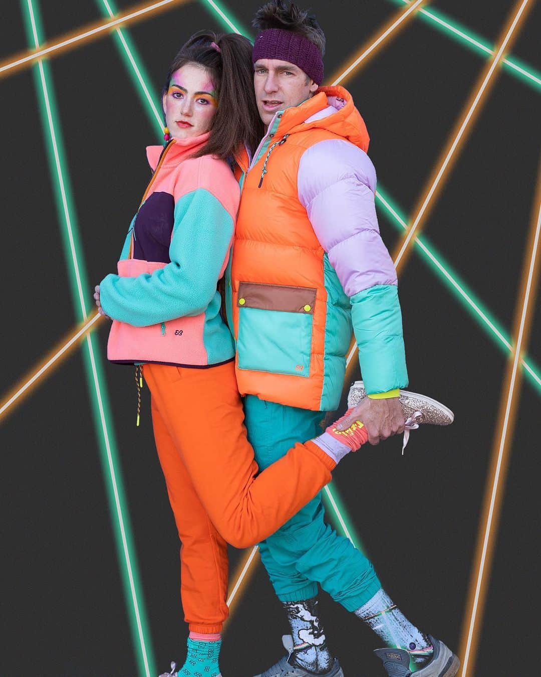 ペイジー・クラッセンのインスタグラム：「Oh yes, there’s more. Despite our very different personalities, @arjandekock and I most definitely share a sense of flawless style. Plus, our personalities balance each other. Like, on a ladder.  @eddiebauer x karla (@karlawelchstylist)」