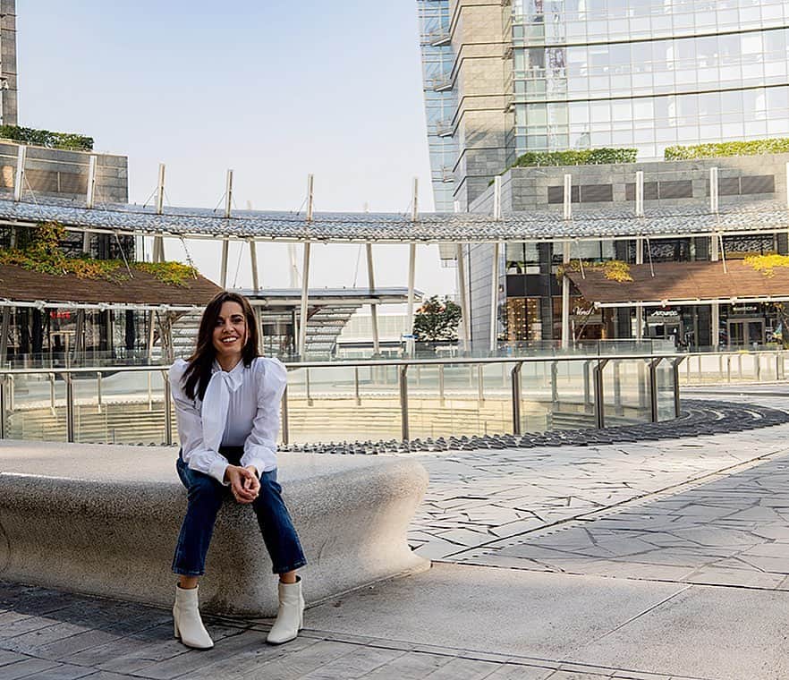 ヴァレンティーナ・マルケイのインスタグラム：「Sono sempre “scappata” dalla mia città. Ho vissuto ovunque per inseguire il mio sogno Olimpico. Poi, MILANO, mi ha dato l’opportunità di tornare a CASA e iniziare un nuovo capitolo, questa volta però per inseguire un sogno di tanti che ispirerà il Mondo intero.   CITIUS, ALTIUS, FORTIUS. #milanocortina2026   Da oggi, per due mesi, ci vediamo in edicola su @milanovibra 😊  Grazie @lucatalotta per l’articolo.  I salti nel vuoto fanno sempre paura, spero che queste parole diano coraggio a chi vuole lanciarsi in nuove avventure. #ilRegalocheVorrei  Grazie @christian.pradelli 🙏🏻💙 progetto meraviglioso!  Grazie @calrusso per le foto😀 nella Mia Milano」