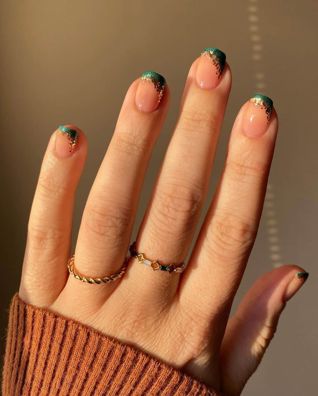 Soniaさんのインスタグラム写真 - (SoniaInstagram)「Tinsel Tips🎄 I used @ellamila Bare, Emerald Memories & Drippin Gold to create this easy no tools mani✨ so excited to start posting holiday looks☺️ - #bgnnotoolsseries」12月4日 3時00分 - badgirlnails