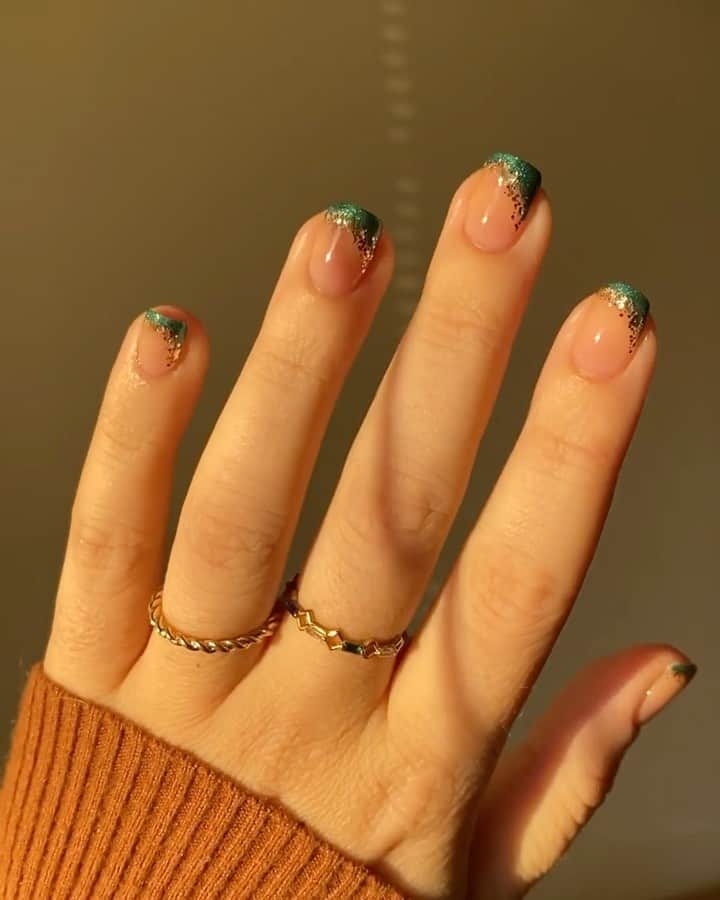 Soniaのインスタグラム：「Tinsel Tips🎄 I used @ellamila Bare, Emerald Memories & Drippin Gold to create this easy no tools mani✨ so excited to start posting holiday looks☺️ - #bgnnotoolsseries」