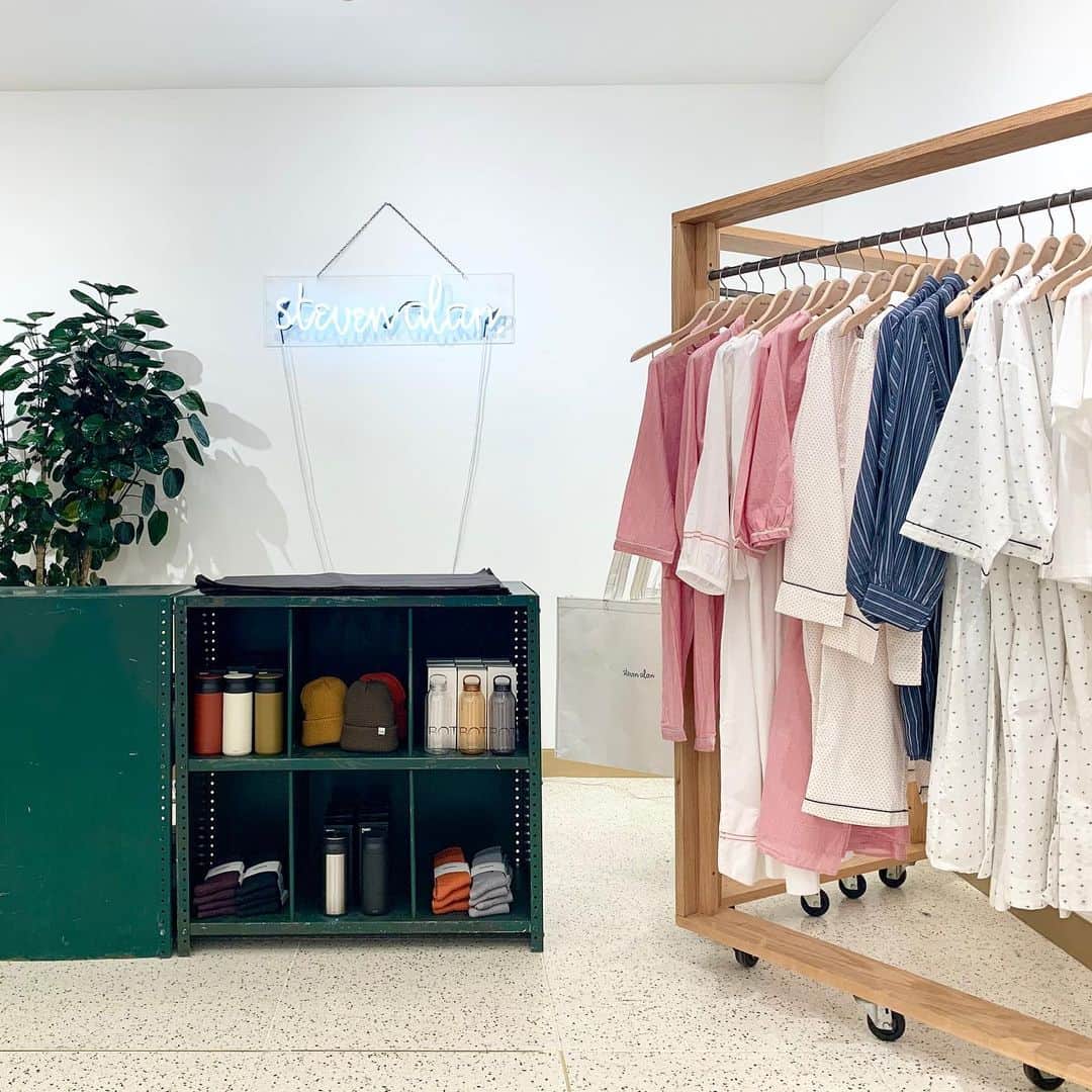 スティーブンアランのインスタグラム：「Step away from the screen and visit our NYC pop up to shop some of our favorite brands IRL.   At 1250 6th avenue in Rockefeller Center, between 49th & 50th. #stevenalan」