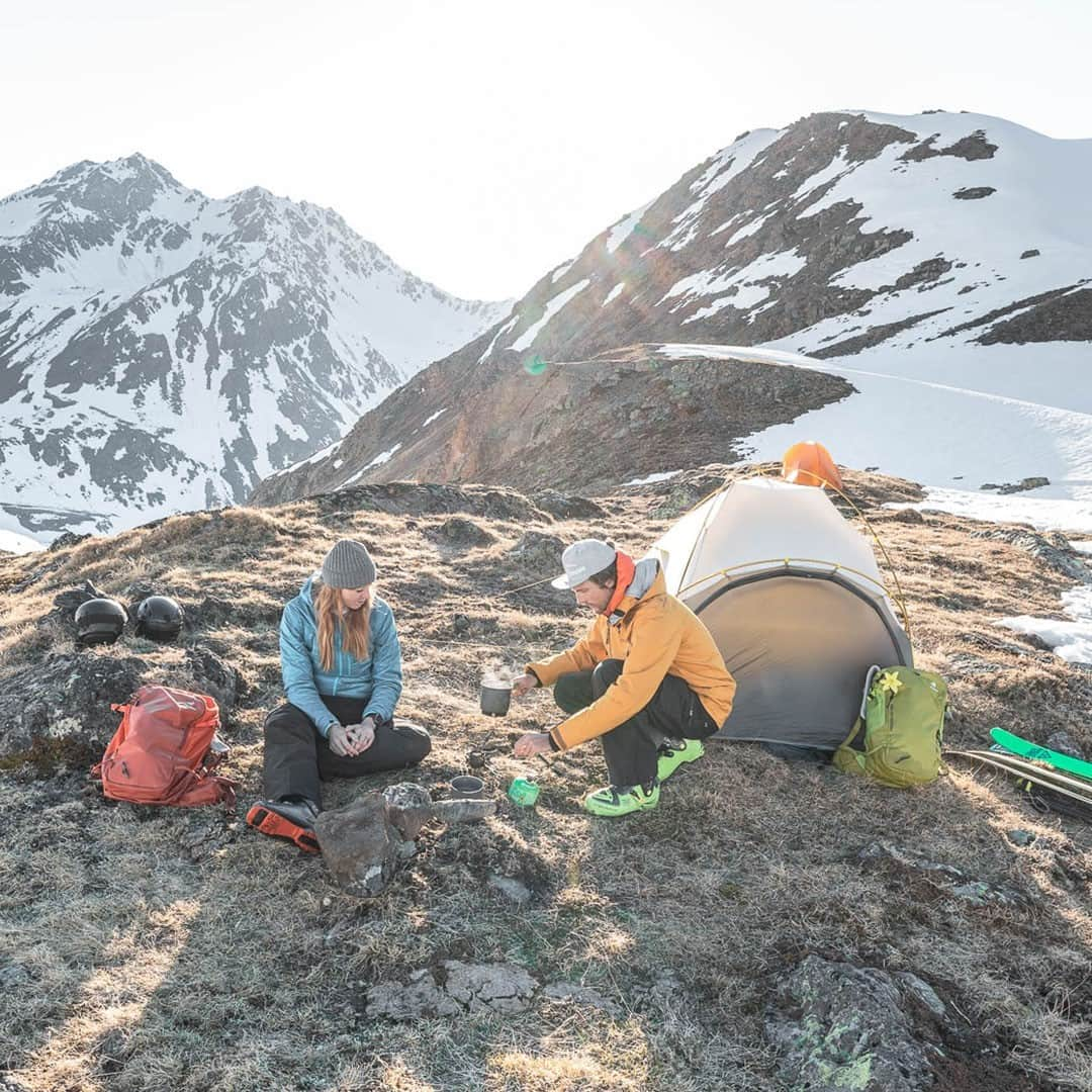 ドイターさんのインスタグラム写真 - (ドイターInstagram)「Take a break! ☕️ Between all the backcountry rides, it is important to stay focused. What do you do to regain energy? 🤔 - Please tag #deuter to be featured. 🏔❤️ - #deuter #deuterbackpack #outdoorsports #freeriding #alpine #skiing #mountains #extreme」12月4日 3時05分 - deuter