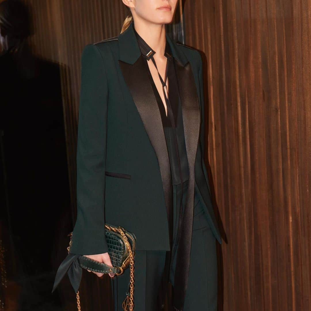 アマンダ ウェイクリーのインスタグラム：「The statement tux... effortlessly chic and forever timeless   #tuxedo #powerdressing #retrochic #blazer #aw20」