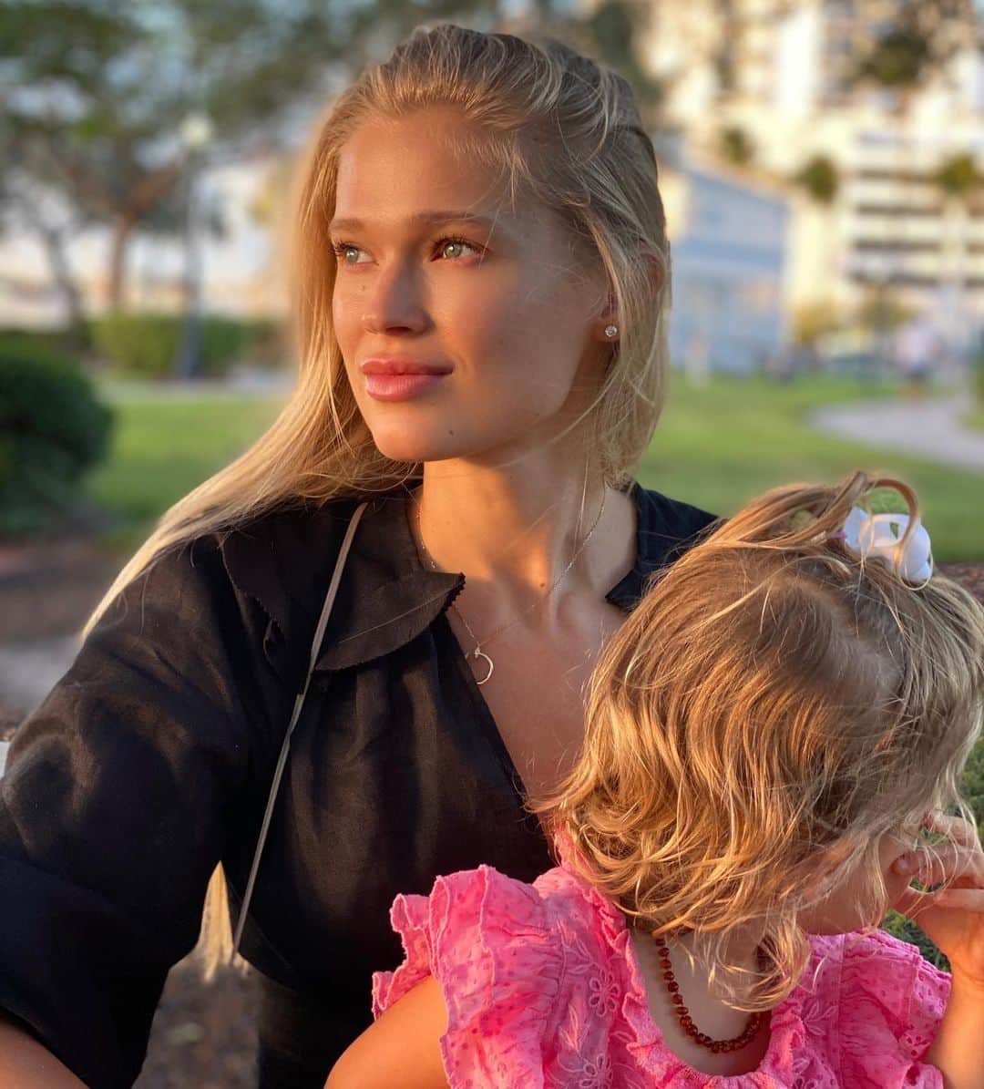 ヴィタ・シドルキナのインスタグラム：「Felt a little sad this morning❤️   Just when you becoming a parent yourself this understanding comes on how much energy, love and dedication it goes to raise a good human👶🏼 You start to have all another level of understanding and respect for your parents!❤️  I started modeling when I was 13 traveling all alone- I never been homesick even ones😳 But now at 26 every time they come to visit and then leave I feel this deep sadness of them being so far! And not being able to see us whenever they want.   With time you understand how much value and confidence your family give you in life!  My parents been together and always in love for 29 years and it’s the best gift they could give me and my brother!  I always knew I had a loving home to comeback to so I never was scared to go far from home to prosue my dreams. ❤️」