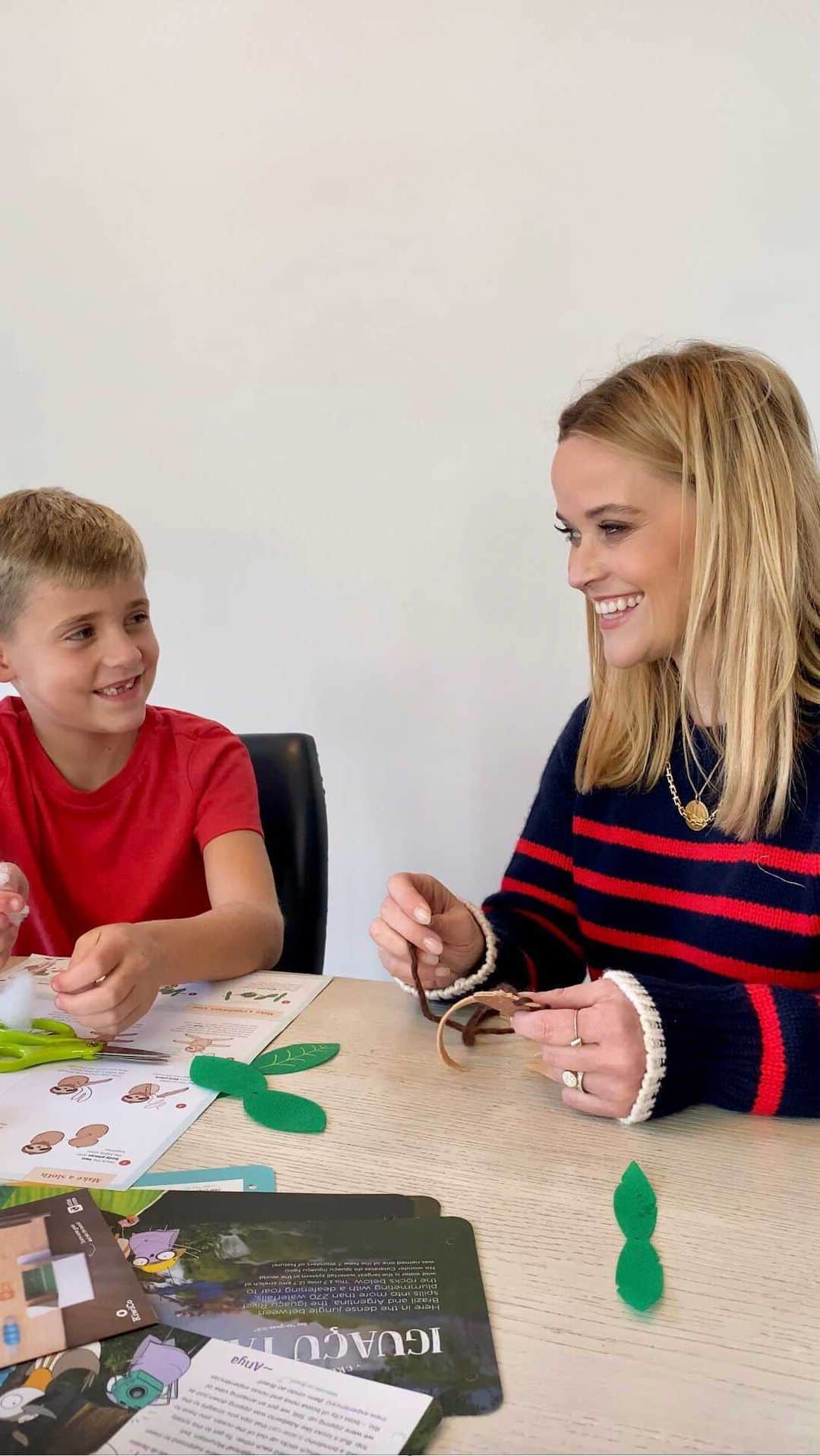 リース・ウィザースプーンのインスタグラム：「My little guy and I have been doing A LOT of at home learning this year and @kiwico_inc has truly been a lifesaver in making it easy to create fun and educational moments at home. All the materials are included and they’ll send you new projects each month… no more digging around for scissors and glue. ✂️ Our family loves them so much that they gave me a discount code for y’all!! Check out KiwiCo.com and use code REESE for 50% OFF your first month of any subscription… if you’re a parent or have a kid in your life, these make a great gift for all ages!! #ad」