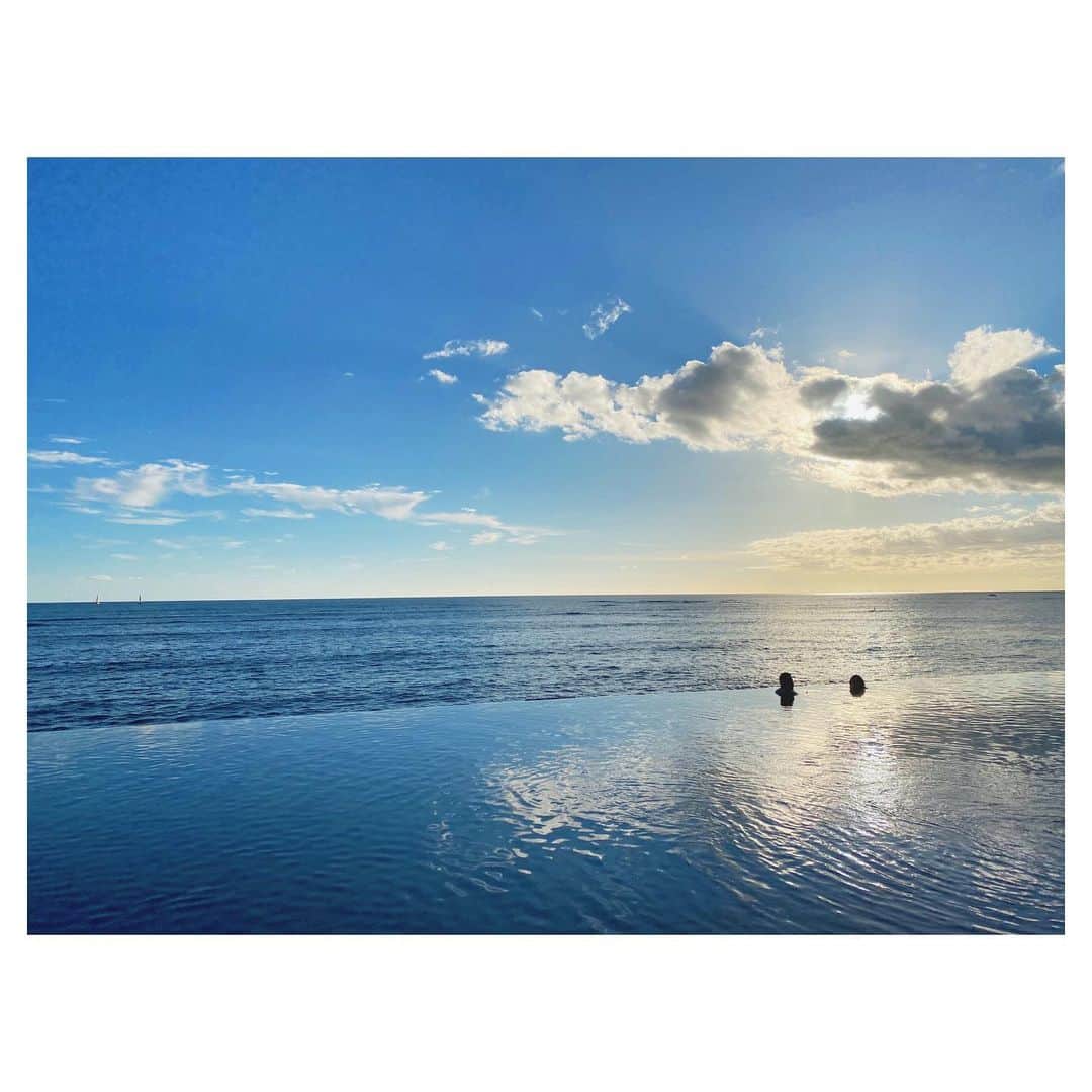 荒川れん子さんのインスタグラム写真 - (荒川れん子Instagram)「Sky, ocean and pool💙 空、海、プール。 観光客ごっこしたい。 シェラトンも再開してます。 . . #hawaii #waikiki #aloha #happy #hilife #travel #instagood #instagenichawaii #luckywelivehawaii #lifeisajourney #hotel #pool #lovehawaii #sunset #ハワイ #ワイキキ #ホテル #プール #インフィニティプール #大人用 #ハワイ生活 #ハワイ在住 #旅 #日々の暮らし #ハワイ旅行 #今のハワイ #ハワイ好き #ハワイ好きな人と繋がりたい #アメリカ生活 #シンプルライフ」12月4日 3時19分 - renren_hawaii
