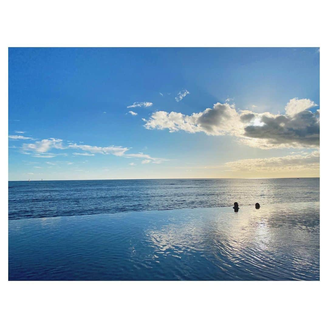 荒川れん子のインスタグラム：「Sky, ocean and pool💙 空、海、プール。 観光客ごっこしたい。 シェラトンも再開してます。 . . #hawaii #waikiki #aloha #happy #hilife #travel #instagood #instagenichawaii #luckywelivehawaii #lifeisajourney #hotel #pool #lovehawaii #sunset #ハワイ #ワイキキ #ホテル #プール #インフィニティプール #大人用 #ハワイ生活 #ハワイ在住 #旅 #日々の暮らし #ハワイ旅行 #今のハワイ #ハワイ好き #ハワイ好きな人と繋がりたい #アメリカ生活 #シンプルライフ」