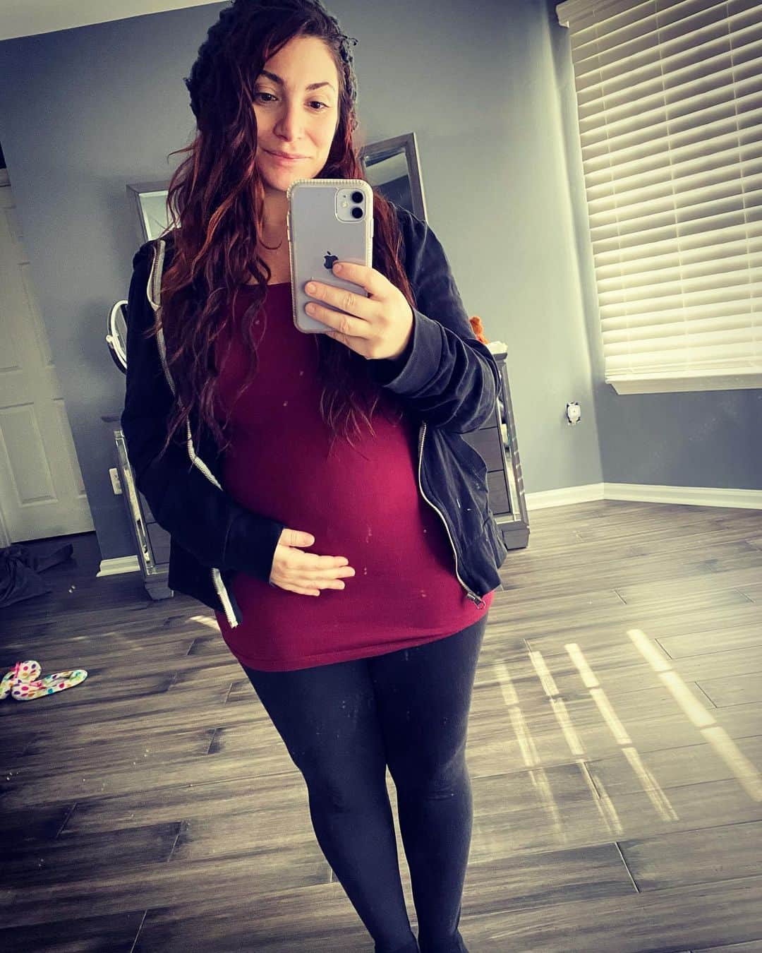 ディーナ・ニコール・コルテーゼのインスタグラム：「So after looking at my picture I posted last night .. I thought to myself .. no way I really am that big .. def bc it’s a night time pic (I tend to be bigger at night) or the lighting ... so I thought let me take a pic earlier today .. nope still big 😂」