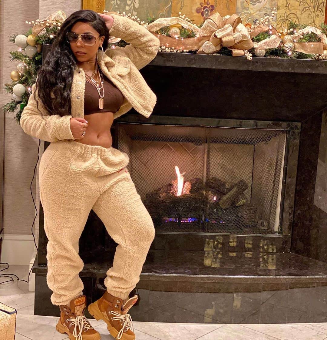 アシャンティのインスタグラム：「Cozy... @prettylittlething」