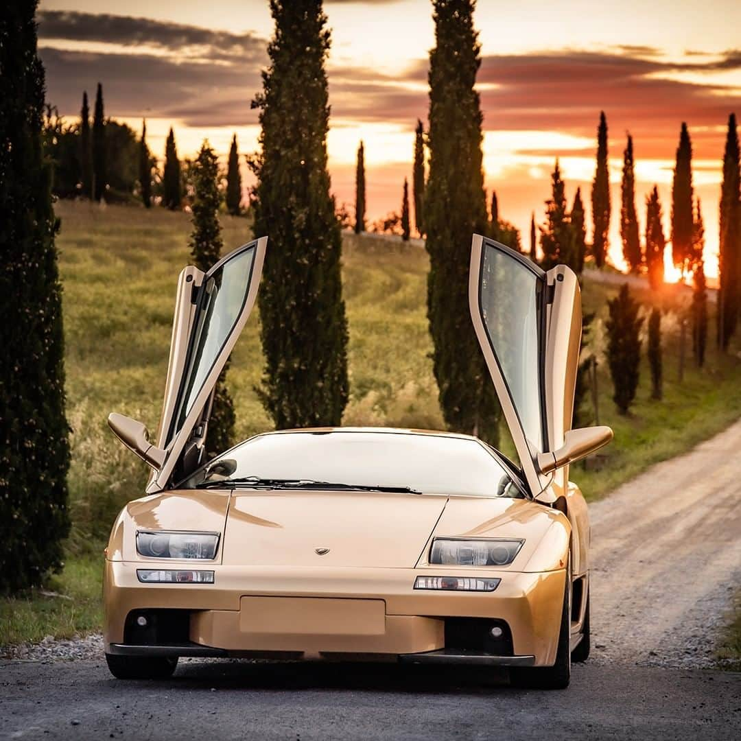 ランボルギーニさんのインスタグラム写真 - (ランボルギーニInstagram)「What’s really fast about legends is the time it takes you to love them. This is especially true for Lamborghini Diablo, an icon that, today, we’re excited to celebrate: happy 30th anniversary.  #Lamborghini #Diablo #PoloStorico #HappyBirthday」12月4日 3時15分 - lamborghini