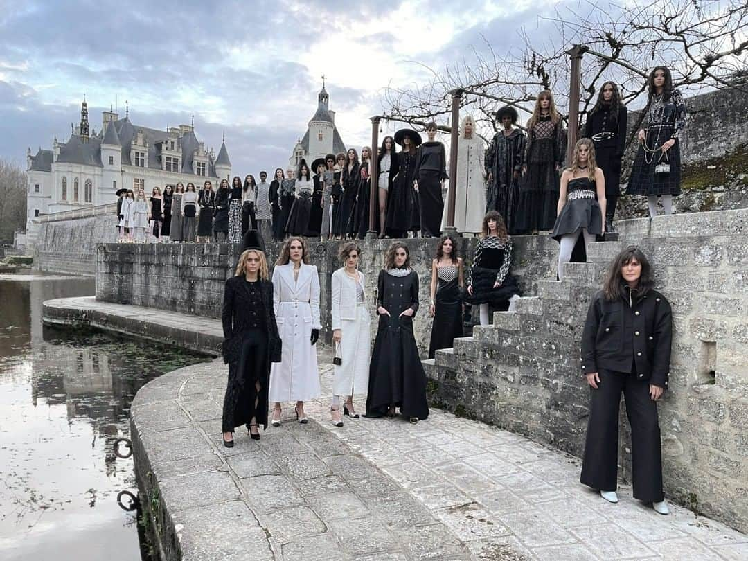 シャネルさんのインスタグラム写真 - (シャネルInstagram)「Photographer Juergen Teller captures the closing scene of the CHANEL ‘Le Château des Dames’ 2020/21 Métiers d’art show with Virginie Viard and her cast of models outside the Château de Chenonceau.  See more at chanel.com  #CHANELMetiersdart #CHANEL @Le19M #Le19M @MaisonDesrues #Desrues @Maison_Lemarie #MaisonLemarie @MaisonMichel #MaisonMichel @Lesage #Lesage @Massaro_Paris #Massaro @Goossens_Paris #Goossens @AtelierMontex #AtelierMontex @Causse_Gantier #CausseGantier #JuergenTeller @IvankaSmilenko @OthiliaSimon @KimSchell @Clea_brt @AmandaSanchez @CrisHerrmann @LunaBijl @MikaSchndr @Imnotgrace @LaurenjdG @MalikaLouback @Ola_quetal @LouisedeChevigny @CamHrl @iamhyunjishin @y0laa @MoiraBerntz  @Vittoria @GiselleNorman1 @BlesnyaMinher @KdhWillems @HeConghc @Maike.Inga @Chaikra @DibaaMaty @SherryRamsayshi @LoliBahiaa @AlberteMortensen_ @Mathilde_Henning @NnguyenJade @Victoriia_Evseeva @St.einberg @PatrycjaPiekarska @BeritHeitmann @NikePn @Madeleine_Fs」12月4日 3時18分 - chanelofficial