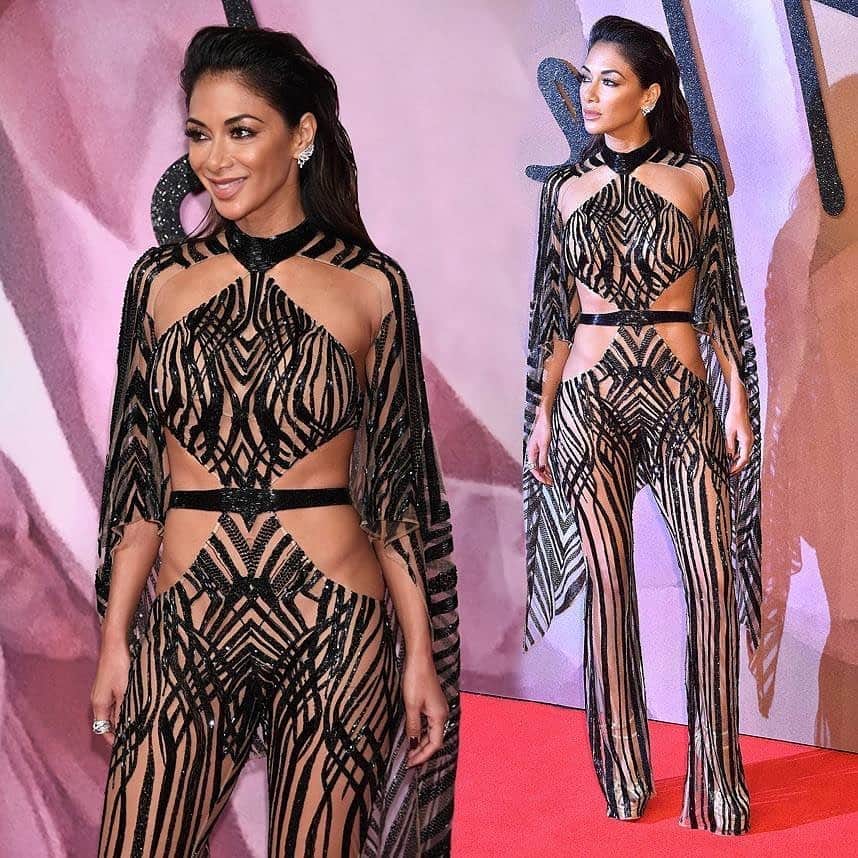 のインスタグラム：「It was a pleasure to attend the @BritishFashionCouncil #FashionAwards with my fabulous friend @nicolescherzinger. What an incredible night full of glamour and fashion!  @nicolescherzinger pictured here wearing a Bespoke #JULIENMACDONALD jumpsuit, embellished in @swarovski crystals with cape detail.  Tune in this evening at 7pm (GMT) to watch a star-studded lineup of some of the greatest designers, brands, creatives, and individuals who have inspired us all!   The show it's available to watch through fashionawards.com  Video Production @rankinarchive Styled by @laurysmith」