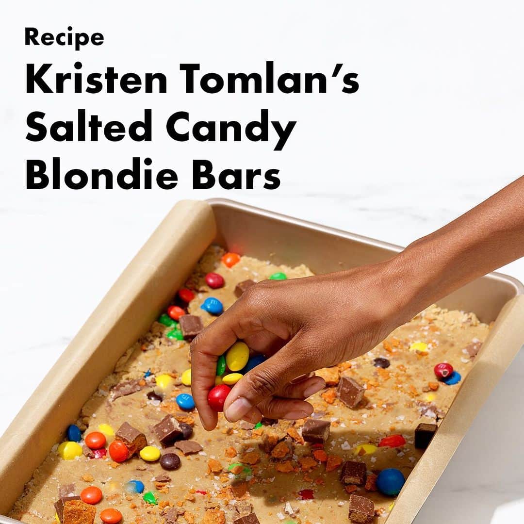 OXOさんのインスタグラム写真 - (OXOInstagram)「Today’s baking inspiration brought to you by @kristentomlan. These Salted Candy Blondie Bars are a match made in heaven.   Swipe through for the recipe and head to the link in bio to learn how you can bake a difference for @cookies4kids.」12月4日 3時23分 - oxo