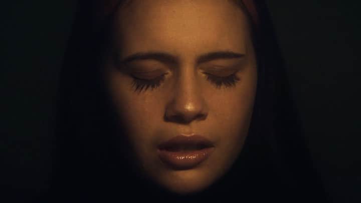 のインスタグラム：「the self crucify video is out now. as of today, all of the music videos for elated! have been released. this year has been suffocating in so many ways but i’m so lucky to have found my artistic soulmate @gina_gizella because without her i don’t know how i would’ve been able to create. we have spent countless hours together throughout the last nine months(safely), coming up with new ways to make something beautiful in this dark time. it has been incredibly difficult and incredibly wonderful to shoot music videos for each song on this ep, which we did without ever having a crew, but i am so proud of what we’ve created. thank you so much to everyone for watching our little videos, i hope we were able to bring you some relief, company, and the occasional distraction. the next thing we have for you is my livestream show on dec 12. i can’t wait to see you there ❤️」