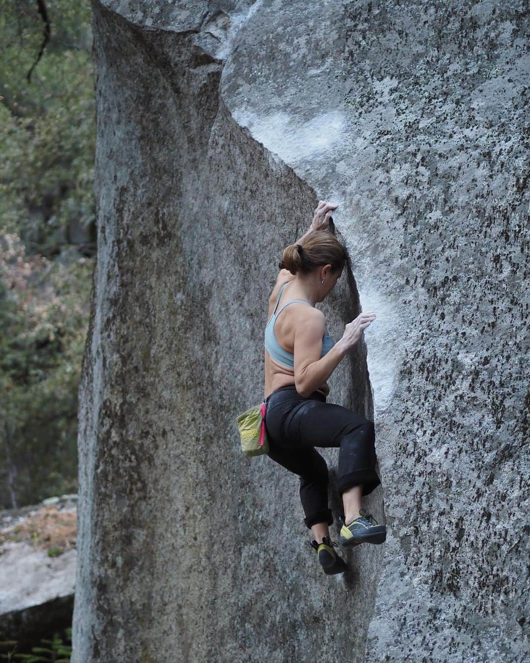 ベス・ロッデンのインスタグラム：「I first walked away from this climb on a cold spring night when I was 29 years old. Even at peak fitness and the height of my career, I didn't feel worthy enough to keep trying. I blamed my skinny arms and told myself I was a pansy for being scared of the top. I spent almost a decade believing those were true.  Last weekend I came back with a kinder mind and at least fifteen pounds heavier. In every sense of the external view I was softer, weaker, and there were several (masked) children running around shooting each other loudly with sticks distracting me from being in "the zone." But somewhere along the way I realized that by bad mouthing my body and ability, I was only reinforcing the sad narrative that our worth decreases as our waist size increases.  When I stood on top of the boulder, I couldn't believe how shocked and happy I was to actually do something that I couldn't do with a younger, lighter, seemingly stronger body. It just goes to show how ingrained in me, and our culture, body image issues are. And sadly, how ripe for shame the environment is.  I hope it's no longer brave to see a picture of someone climbing in a sports bra with stretch marks instead of a six pack, but if it is, ask yourself where you learned what type of body was worthy and why? That question has been a game changer for me.  Self love is always a work in progress for me (clearly with how surprised I was that I could actually do this problem) but it constantly amazes me how powerful it can be.  Thanks putting up this beauty of a climb @randypuro // @outdoorresearch @metoliusclimbing @touchstoneclimbing @bluewaterropes @ospreypacks @skinourishment @clifbar @lasportivana」