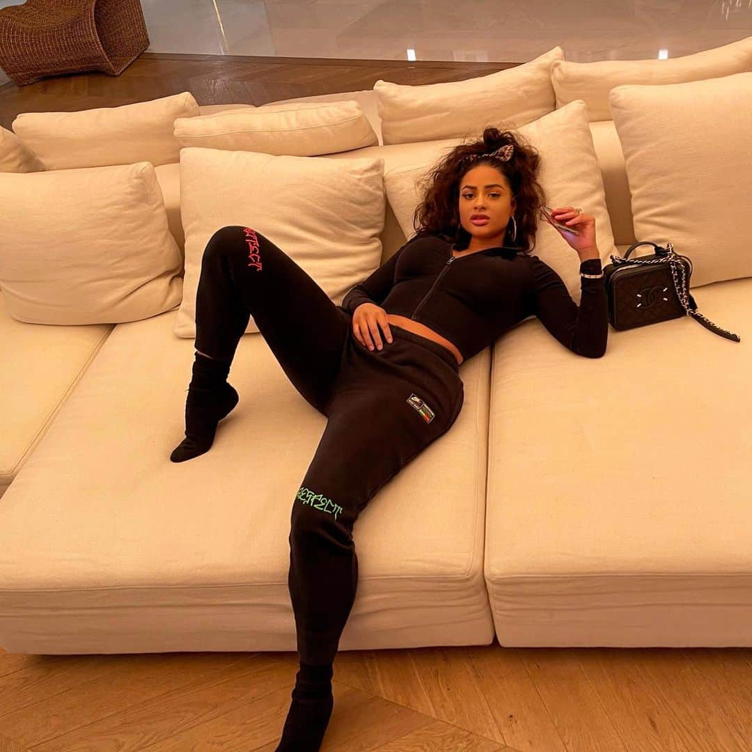 Tori Hughesのインスタグラム：「Tell me something good 🖤」