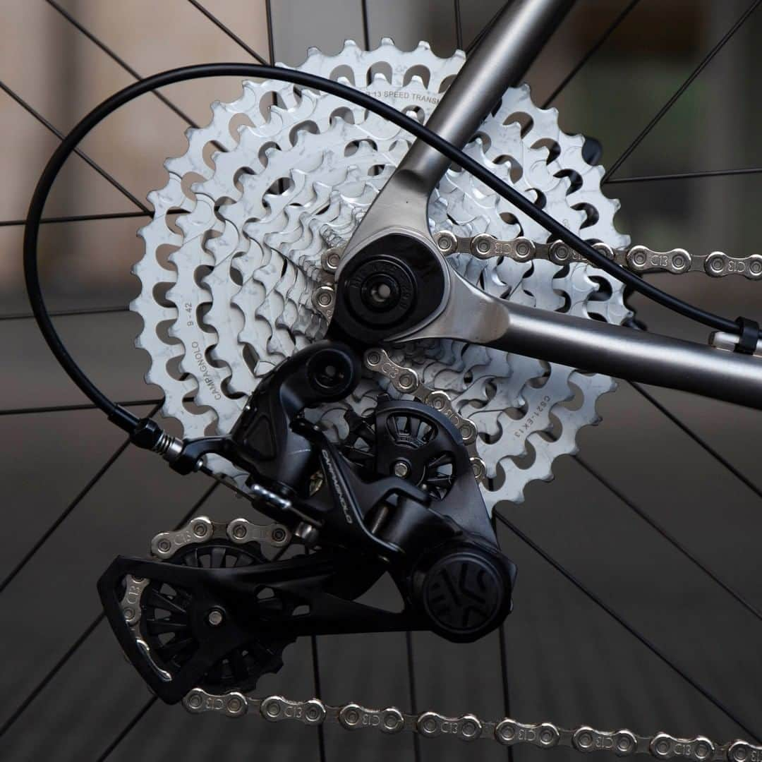 カンパニョーロさんのインスタグラム写真 - (カンパニョーロInstagram)「A dream bike - The Stelbel Nina XCR. Complete with Campagnolo Ekar and Shamal wheels the Columbus XCR frame has clearance for 42mm tires, allowing you to tackle varied terrain with ease. Finished with components and accessories from Deda, Fizik, and Chris King, an Ekar equipped dream bike with both style and substance.  #Ekar #Campagnolo #BornBeforeRoads #Gravel #StelbelBikes #StelbelNinaXCR」12月4日 3時30分 - campagnolosrl