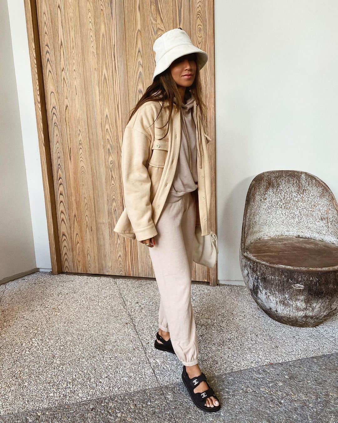 ジュリー・サリニャーナのインスタグラム：「Can I just wear sweatpants all day everyday? ✨ wearing @wearwsly @bandier」