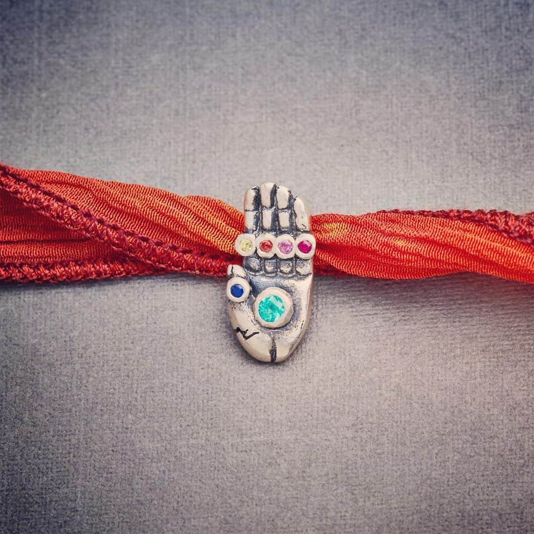 キャサリン ミッシェルのインスタグラム：「The Hand of the Buddha. Protection & Peace. Mudra signaling good intentions. #mudra #artist #artisan #hand #protectyourpeace #protection #love #yoga #practice #precious #omshanti #luckycharms #charms #unique #peace #jewelryasmedecinecm」