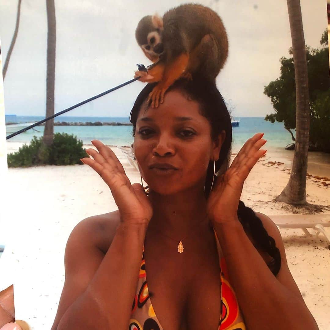 タマラ・ジョーンズさんのインスタグラム写真 - (タマラ・ジョーンズInstagram)「#TBT ... I Forget where this was , but it’s somewhere I wish I could be , holding a monkey without a leash , listening to the wind & smelling the ocean ... #IslandGalTings 🌴❤️」12月4日 3時33分 - tamjones1