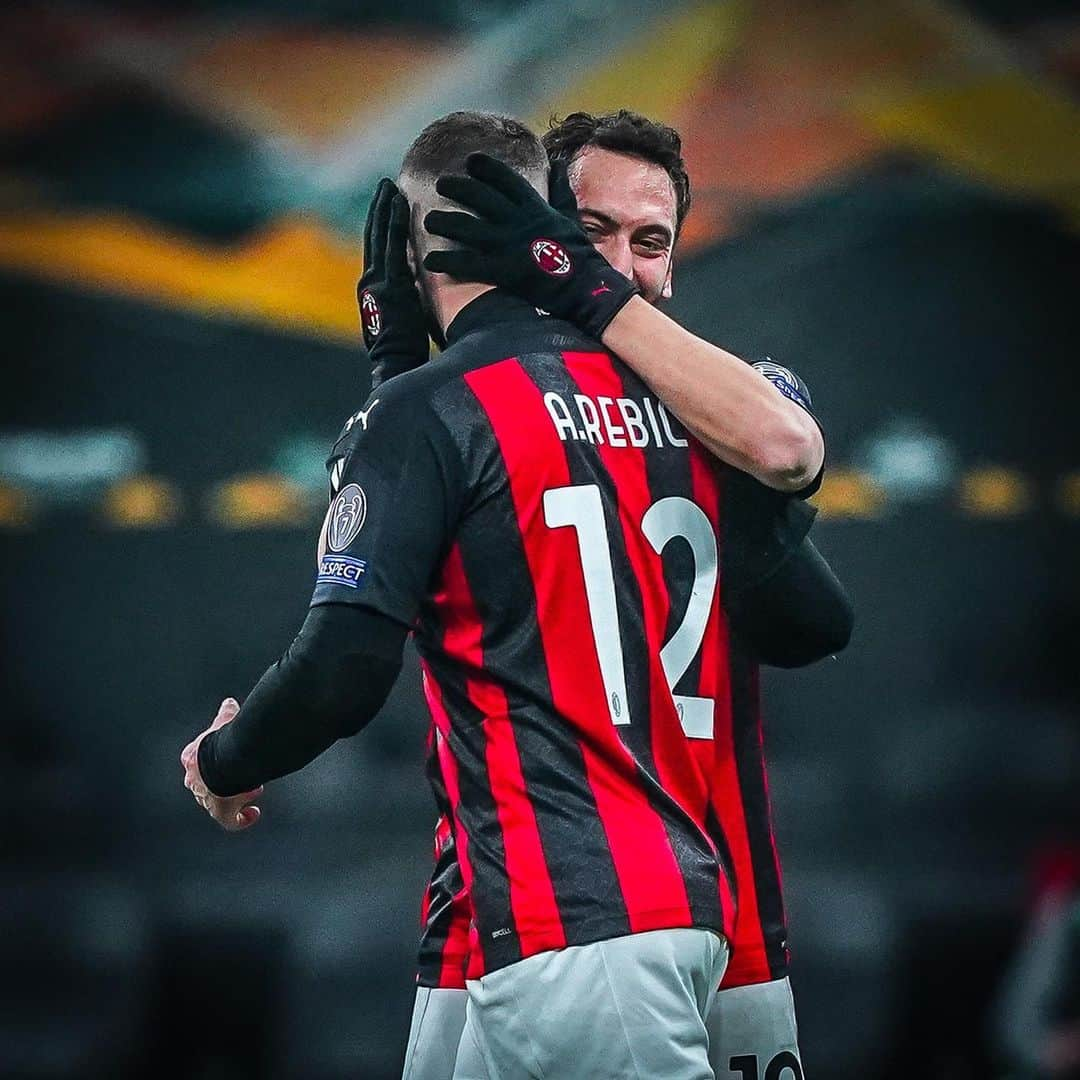 ACミランさんのインスタグラム写真 - (ACミランInstagram)「Team spirit ❤️🖤 #MilanCeltic #UEL #SempreMilan」12月4日 3時34分 - acmilan