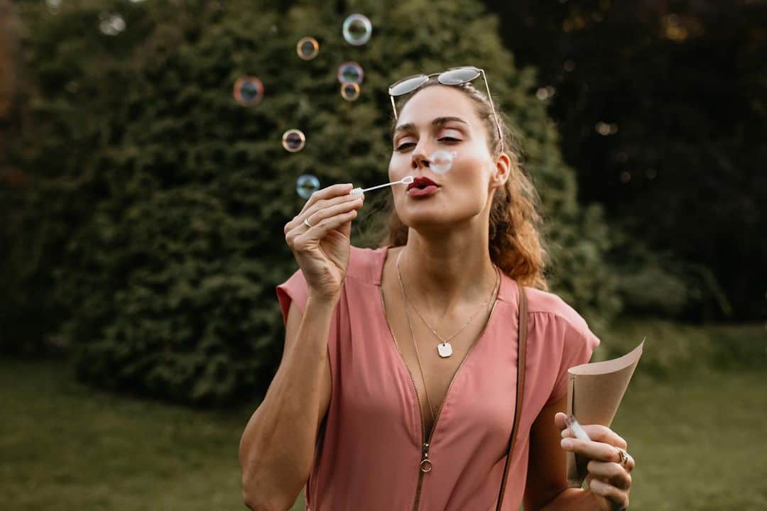 ズザンナ・ヤカボスのインスタグラム：「esküvőkön buborék dekort vállalok ✌🏻」