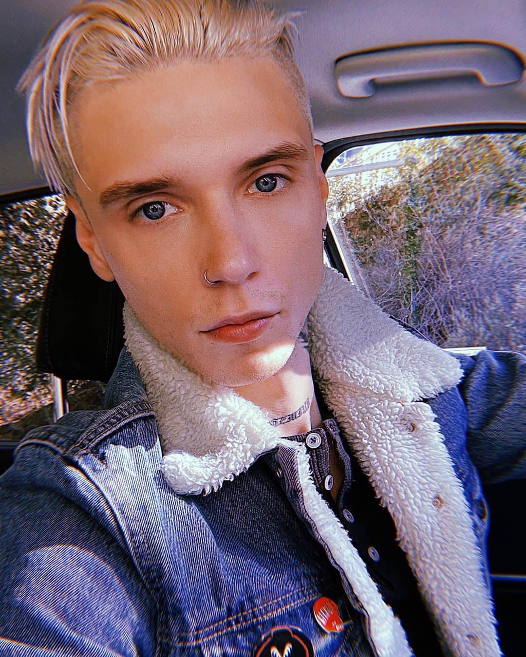 アンディー・ビアーザックのインスタグラム：「Thank you to everyone who has attended my virtual book signing so far this week! It’s been a pleasure getting to speak with you and I am looking forward to the next two days! I can’t wait for you guys to read the book! Also wanted to share how excited I am that the full trailer for @paradisecity is about to drop and all information regarding release, platform etc. will be announced! It’s been amazing portraying “Johnny Faust” for the last few years and I think you guys are really gonna love this show!」
