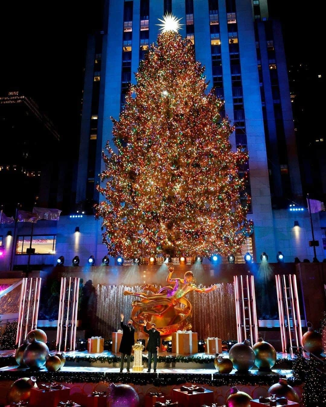 Primer Impactoさんのインスタグラム写真 - (Primer ImpactoInstagram)「🎄 El árbol de #Navidad del #RockefellerCenter ya está encendido en #NuevaYork 🙌🏼.  Es un abeto canadiense de casi 23 metros de alto y 11 toneladas de peso. Se iluminó con más de 50.000 luces LED multicolor.  En lo alto de la copa del árbol, posa una enorme estrella que fue diseñada en 2018 por el arquitecto Daniel Libeskind, y que está formada por unos tres millones de cristales Swarovski, por lo que su peso asciende a unos 400 kilos.  Este año, por el coronavirus, fue una ceremonia que solo pudieron ver en vivo un puñado de personas, mientras el resto de personas siguieron este evento por televisión.  📸 Jason Szenes/EFE/EPA.」12月4日 3時42分 - primerimpacto