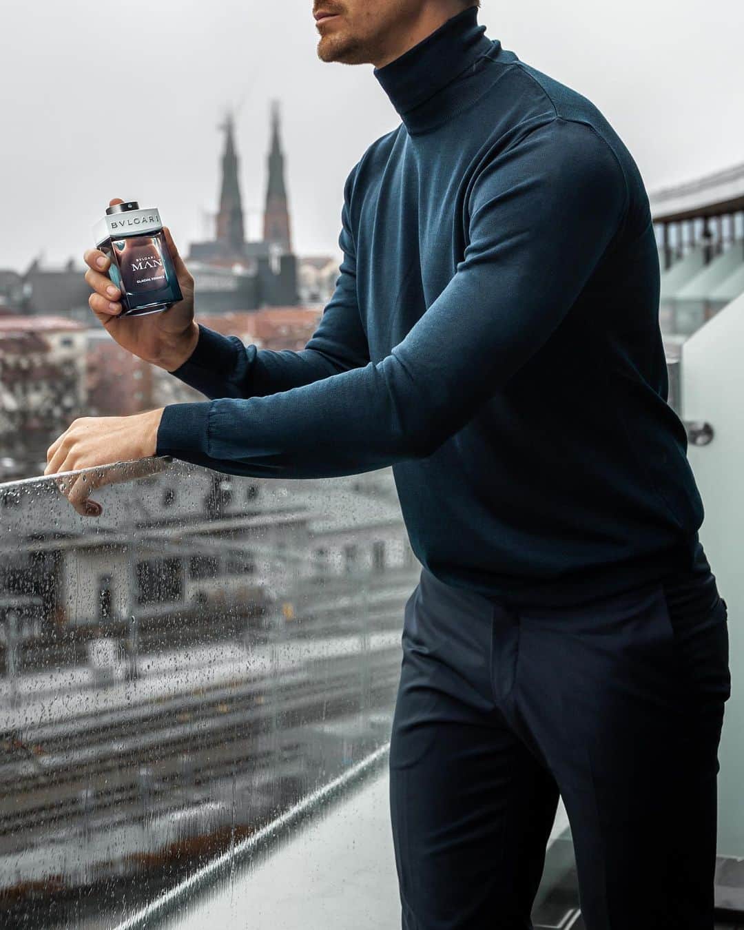 Men Withのインスタグラム：「#ad GIVEAWAY! Win a Bvlgari Man Glacial Essence gift set from @bulgariparfums!  To enter the giveaway:  1. Like this photo  2. Follow @bulgariparfums  3. Tag two friends on this post!   Increase your chances to win by tagging different friends in different comments! The giveaway ends 6/12. The winners will be contacted through DM. #BvlgariMan #GlacialEssence #RockTheSeason」