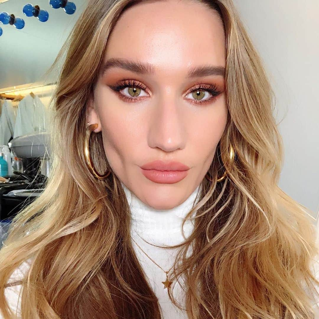 シャーロット・ティルベリーさんのインスタグラム写真 - (シャーロット・ティルベリーInstagram)「🏅 💄JOIN OUR WORLD RECORD-BREAKING MAKEUP MASTERCLASS💄🏅   Darlings, are you ready to join me for a WORLD FIRST?? Now more than ever, I want to bring JOY, POSITIVITY and HAPPINESS to you ALL!! On Thursday 10th December, I will be partnering with the incredible @JohnLewisandPartners for a WORLD RECORD-BREAKING EVENT as we host the BIGGEST EVER VIRTUAL MAKEUP MASTERCLASS, and I want you ALL to be a part of it!! I’ll be joined by the gorgeous @sarahjossel, my talented niece @sofiaschwarzkopftilbury and #TeamTilbury artist @kelechisart to share my BEAUTY SECRETS and show you how to create a TIMELESS, 90s SUPERMODEL-INSPIRED, universally-flattering beauty look!!! Don’t miss your chance to be part of this RECORD-BREAKING MASTERCLASS darlings, swipe up on my stories NOW to get your tickets!!! 💄✨  #CharlotteTilbury #JohnLewis #Masterclass #RecordBreaking #RecordBreakingMasterclass #JLBeauty」12月4日 3時52分 - charlottetilbury