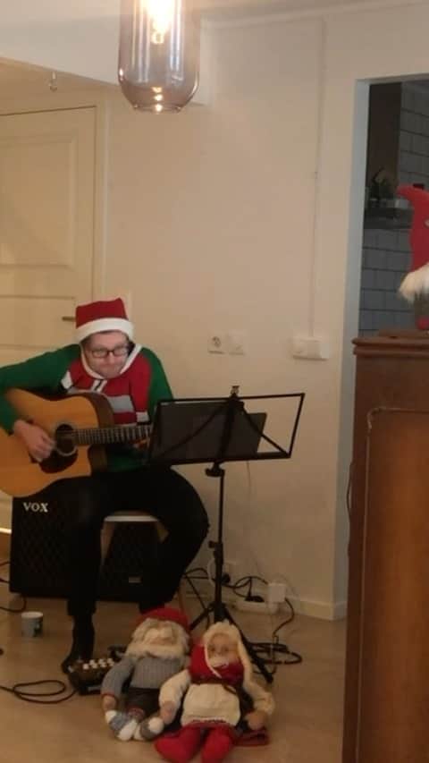 ティーネ・ティング・ヘルセットのインスタグラム：「3rd of December: My Advent Calendar  "Away in a Manger"  Hope you like it!   T x  Jarle and Gunnar joined me to record 24 songs in 1 day...!! We had so much fun!  I will post one video every day until Christmas. Hopefully this will bring some extra holiday spirit 🎄   🌟   @gunnarflagstad @earlbigloop #christmas #adventcalendar」