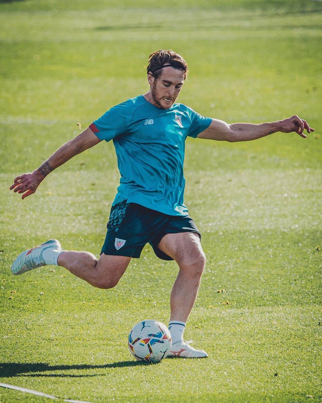 イバイ・ゴメスのインスタグラム：「Prest! Ready! 💪🏼 ¡Preparados para mañana! Un nuevo desafío. Aupa @athleticclub ! 🦁🔴⚪️」