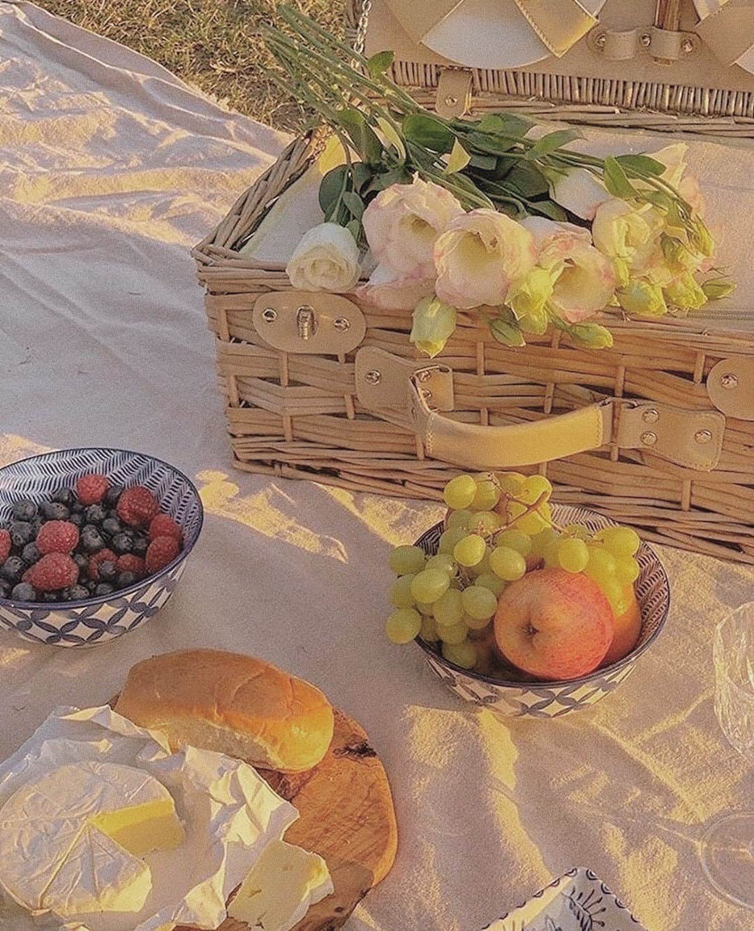 TULAROSAのインスタグラム：「it's the simple things 💕」