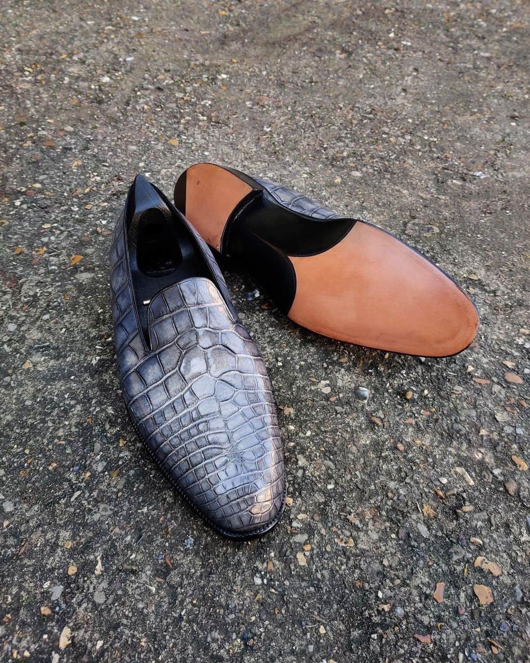 のインスタグラム：「The Bespoke Ellington In Grey Alligator with a Shaded Grey Patina #bespoke . . . . . . . . .  #shoes #mensshoes #boots #mensboots #menboots #menshoes #shoegame #highendshoes #whatsonyourfeet #shoestyle #shoegamecrazy #shoegameonpoint #shoegamestrong #dapper #ootd #shoesaddict #shoesforsale #mensfashion #kickstagram #sotd #mensfashionpost #menswear #menwear #menstyle #mensstyle #shoegazing #shoestagram #shoeplug」
