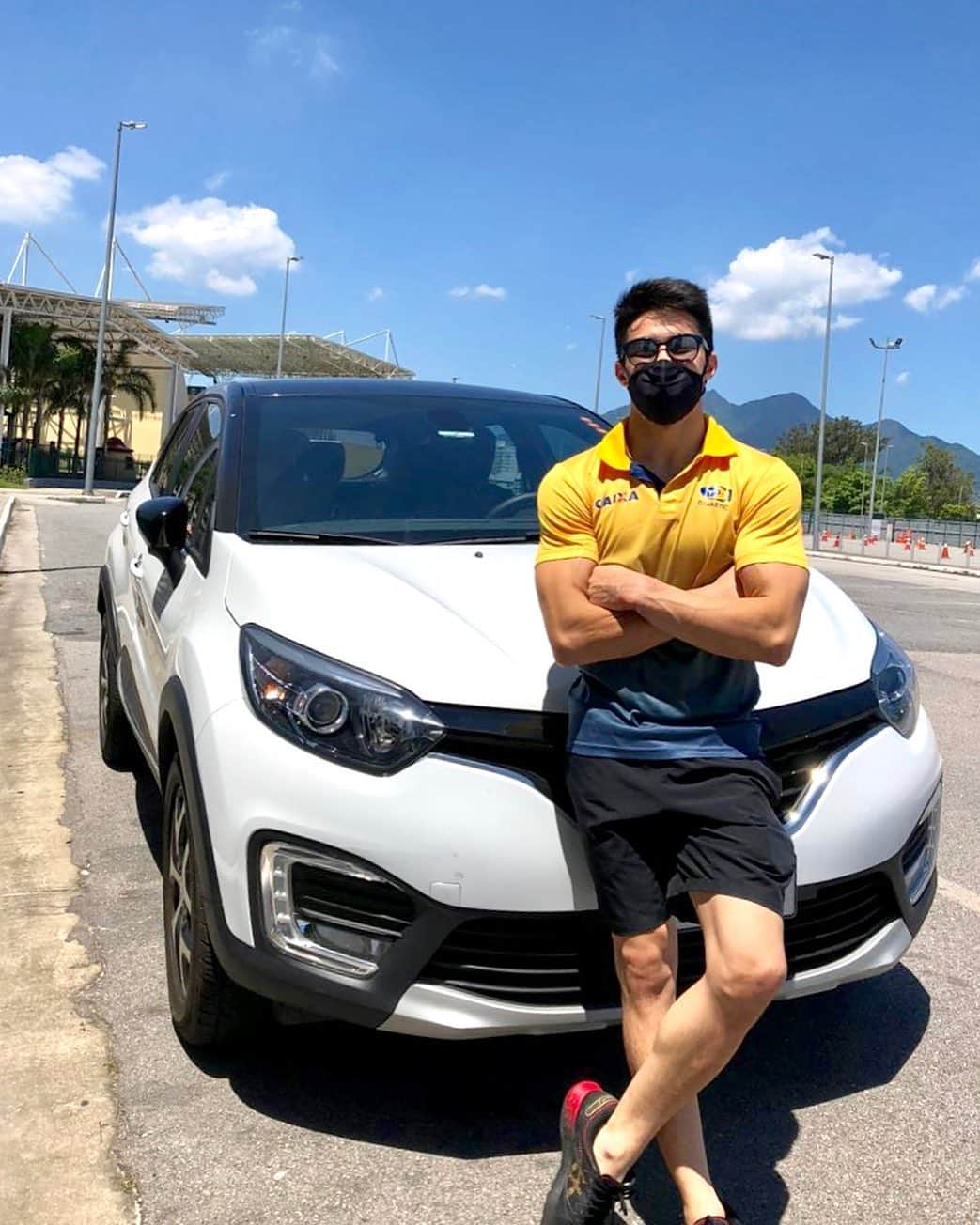 アルトゥール・オヤカワ・マリアノのインスタグラム：「Nada melhor que a liberdade de ter um carro para me deslocar entre meus treinos no Rio de Janeiro!  Obrigado @movidaalugueldecarros pela parceria! Carro higienizado, limpinho e cheiroso: check! 😎🧡 • • • #MovidaAlugueldeCarros #Movida #AVidaeParaSerMovidaComSaude #Publi」