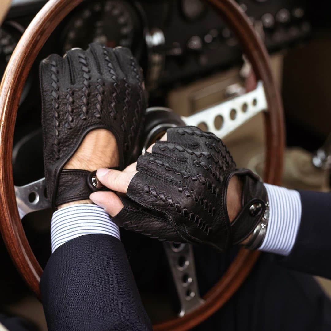 マッツォレーニのインスタグラム：「KENNY – #FINGERLESS #mazzolenigloves #DRIVINGGLOVES WOVEN BLACK  Driving gloves in deerskin with lambskin weave, entirely handmade for an exclusive and refined style.」