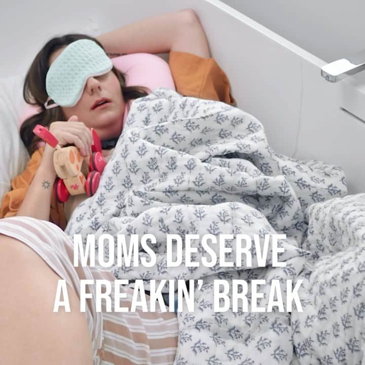 セレステ・バーバーのインスタグラム：「As a mum, getting time to do nothing is absolutely EVERYTHING. @pantene #ShowerTalk #ad」
