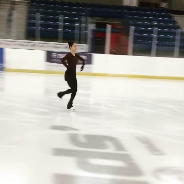 ネッタ・シュライバーのインスタグラム：「Shorts on the ice are the new move.. that’s my blame for another skating post 🥲 • Awaiting the next season with the best @edeaskates as usual 🖤」